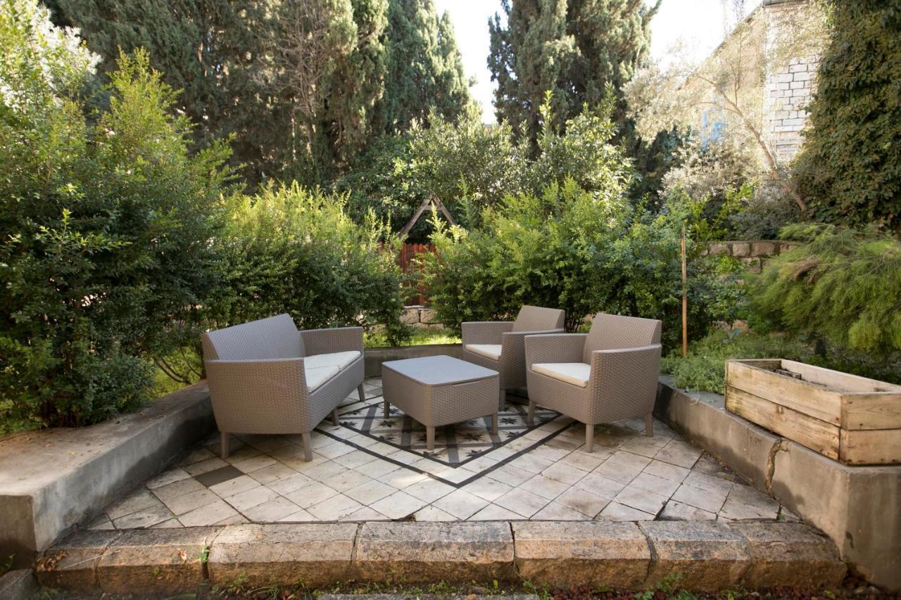 Historic 4-Bedroom Gem With Private Garden, Steps From Old City & Mamila Complex Єрусалим Екстер'єр фото
