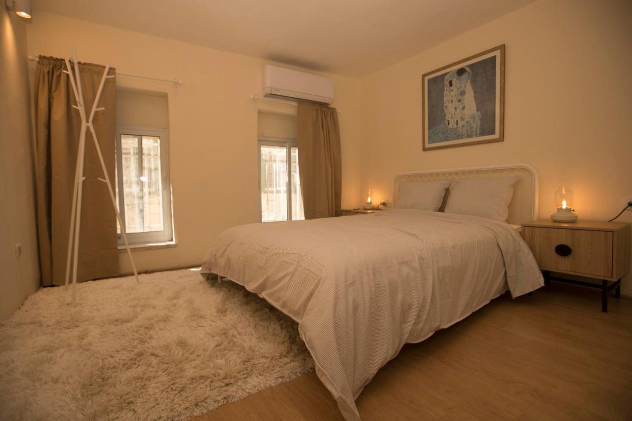 Historic 4-Bedroom Gem With Private Garden, Steps From Old City & Mamila Complex Єрусалим Екстер'єр фото