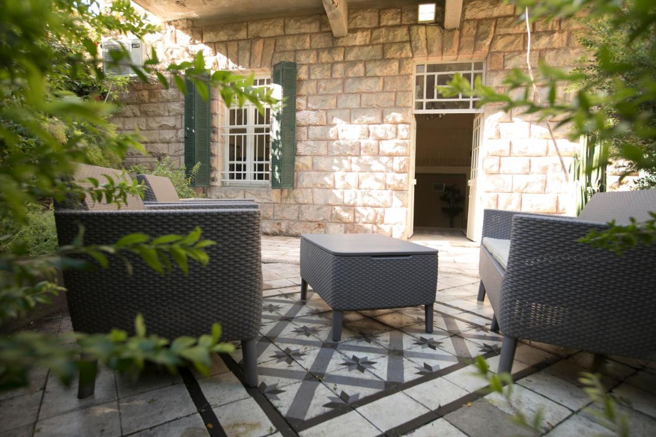 Historic 4-Bedroom Gem With Private Garden, Steps From Old City & Mamila Complex Єрусалим Екстер'єр фото